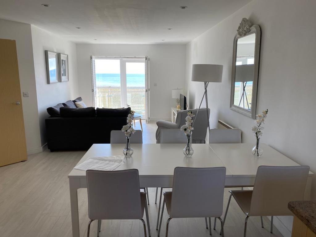 Luxury Beachfront Outstanding 2 Bedroom Apartment อีสต์บอร์น ภายนอก รูปภาพ